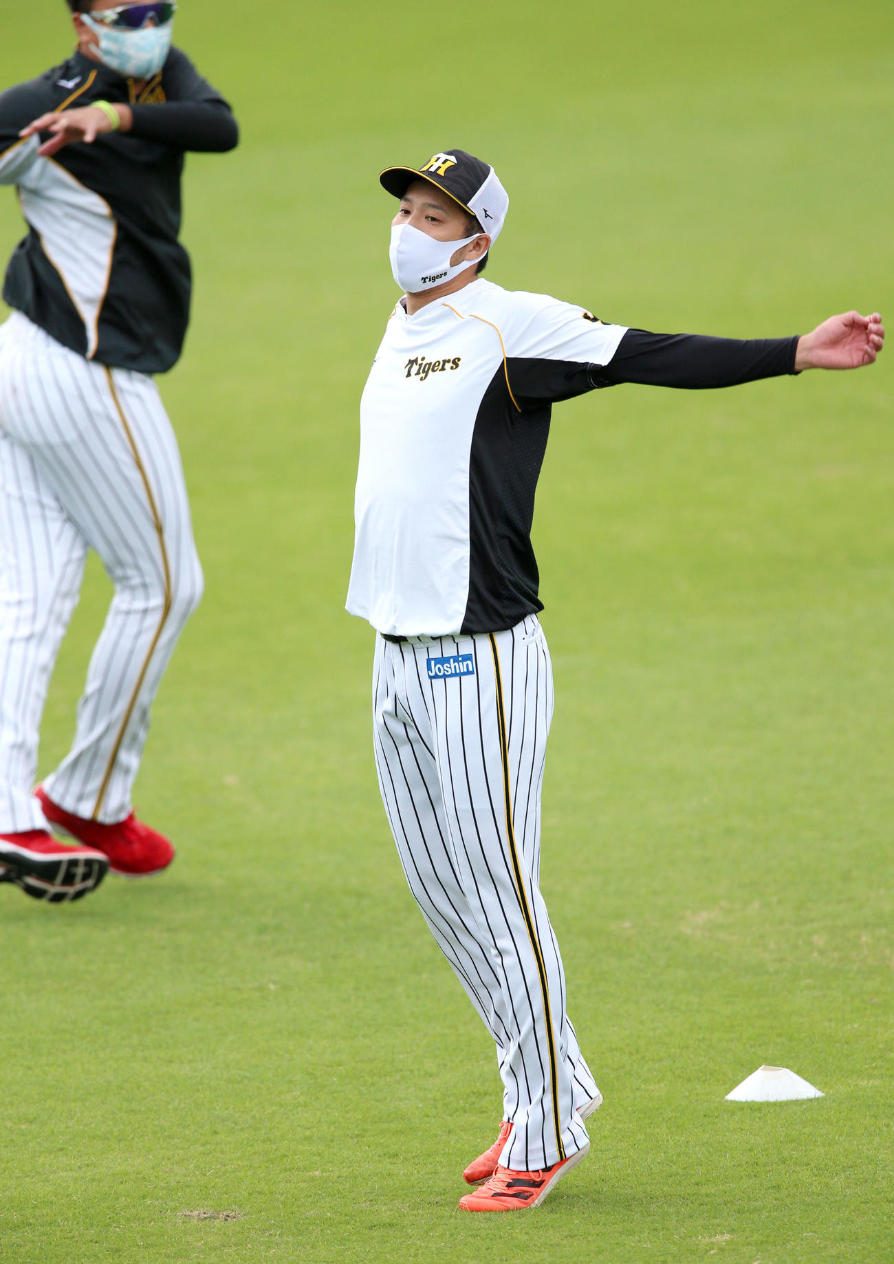 試合前の練習で体を動かす青柳（撮影・上山淳一）