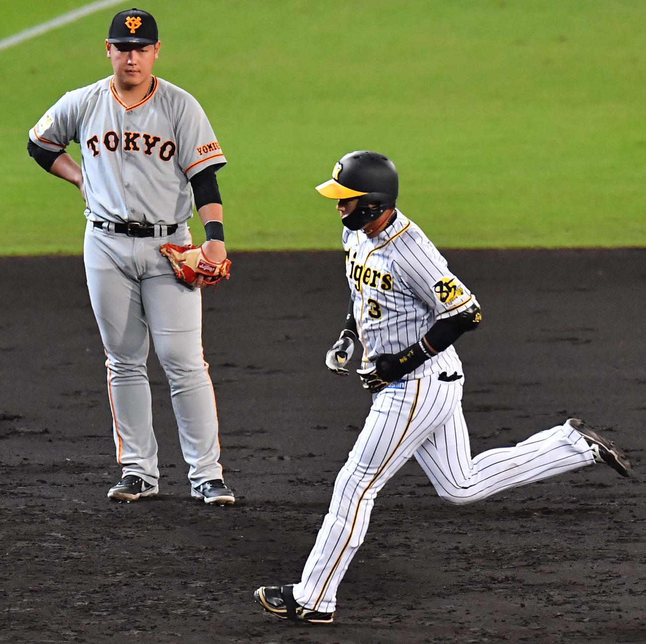 阪神対巨人　5回裏阪神2死一塁、24号本塁打を放ち岡本和真（左）の前を悠々と走る大山悠輔（撮影・上田博志）