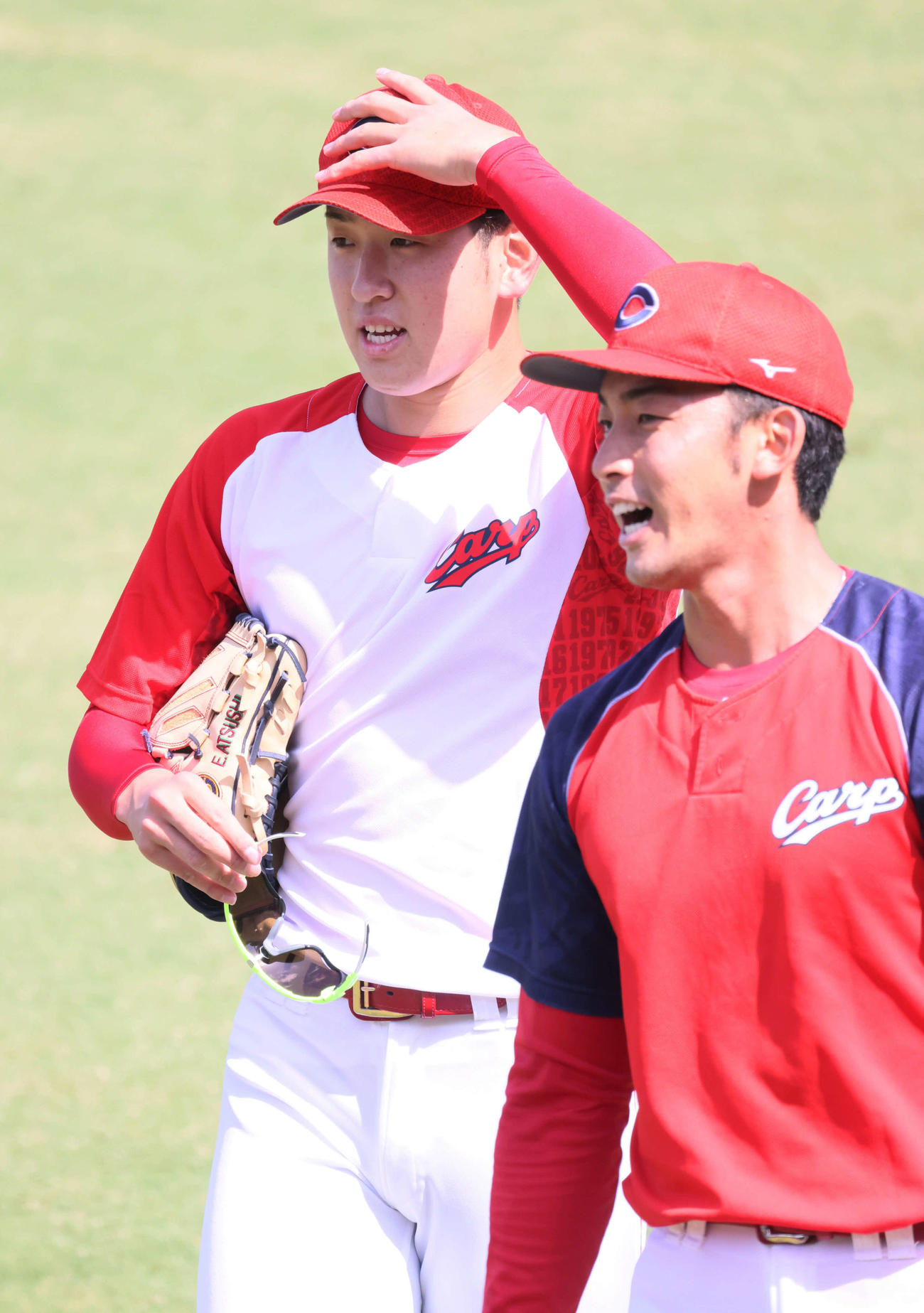 広島投手指名練習　遠藤と中村祐（右）（撮影・加藤孝規）