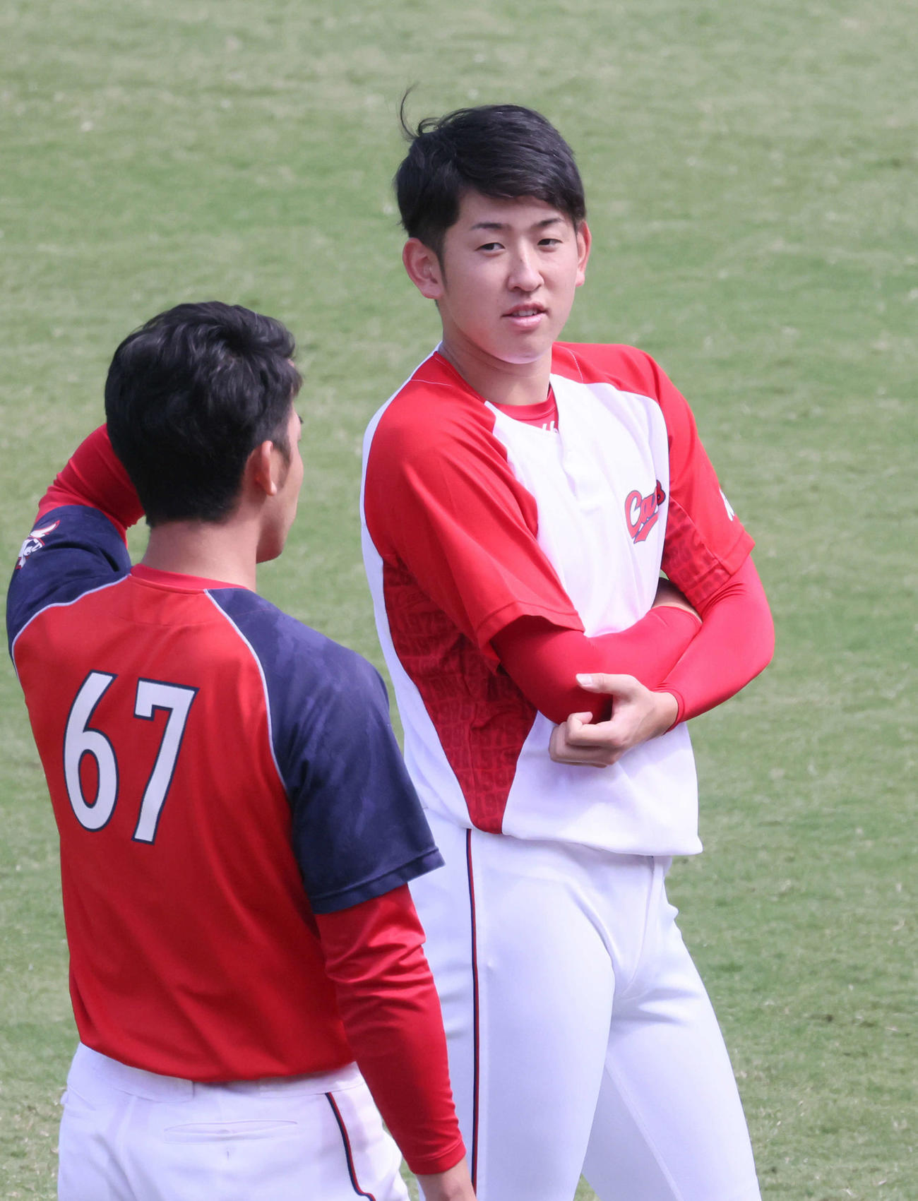 広島投手指名練習　遠藤と中村祐（左）（撮影・加藤孝規）