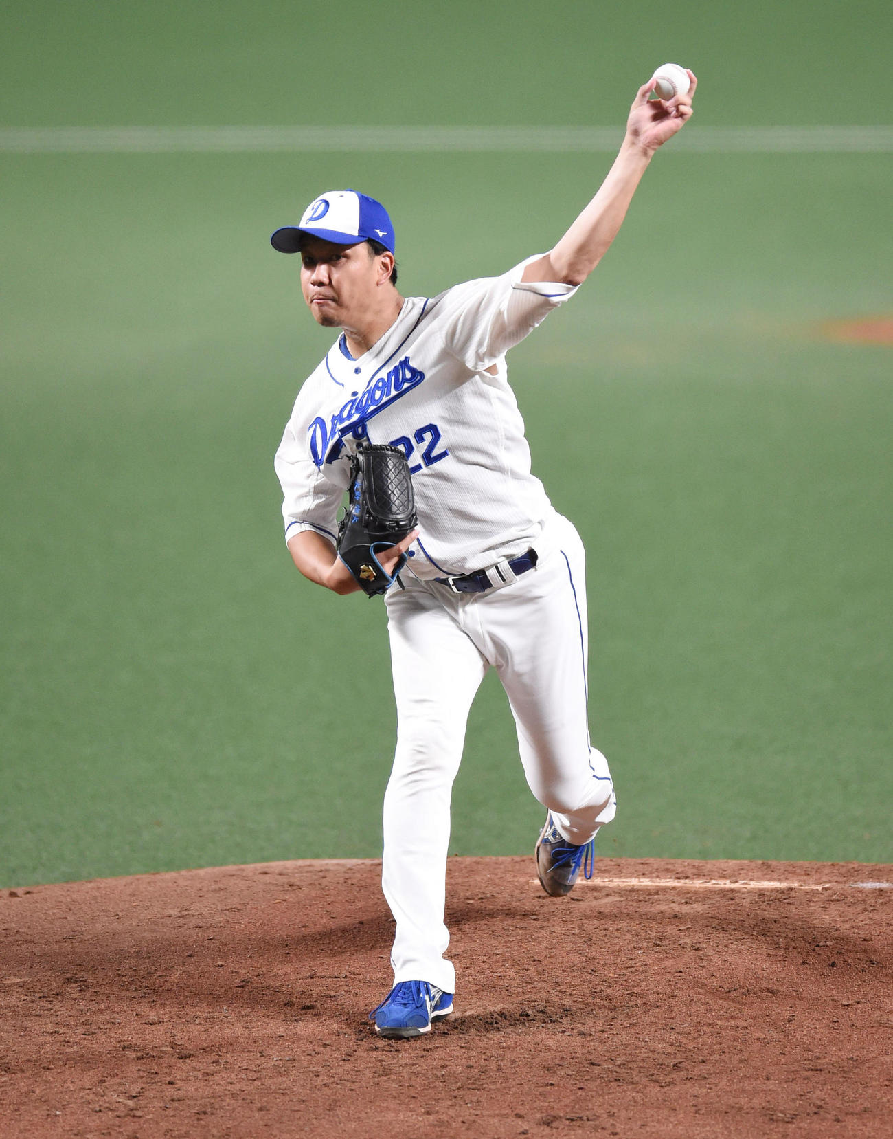 マウンドを使用し投球練習をする中日大野雄（撮影・森本幸一）