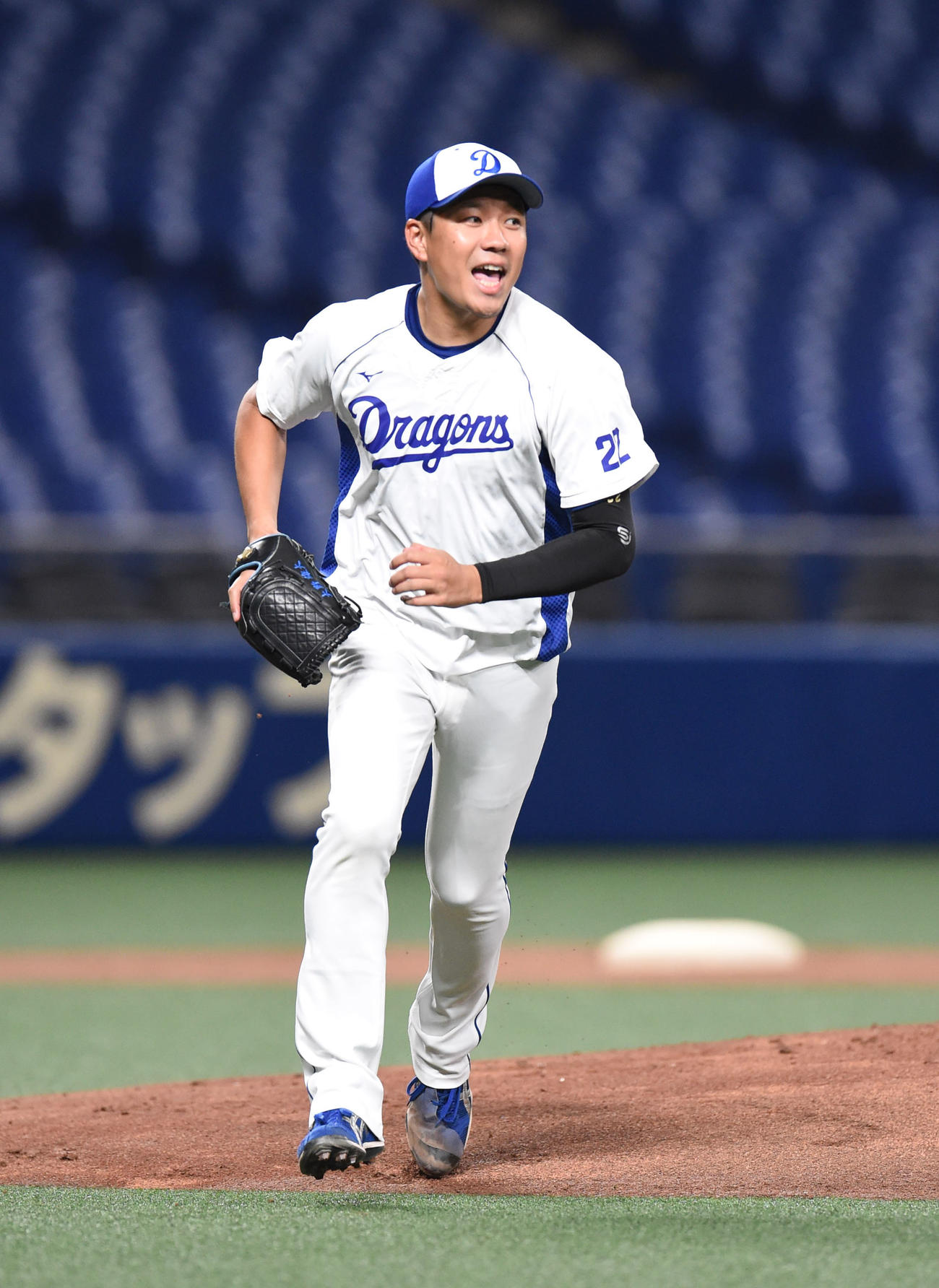 大声を出してノックを受ける中日大野雄（撮影・森本幸一）