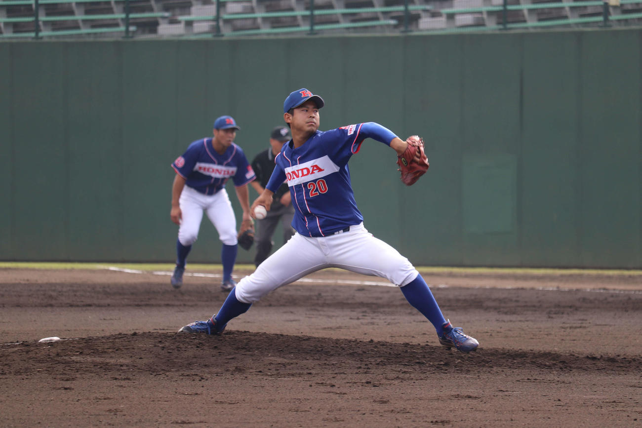 日本通運対ホンダ　ホンダ、中継ぎで7回の1イニングを投げ3安打1死球1失点の小野（撮影・保坂淑子）