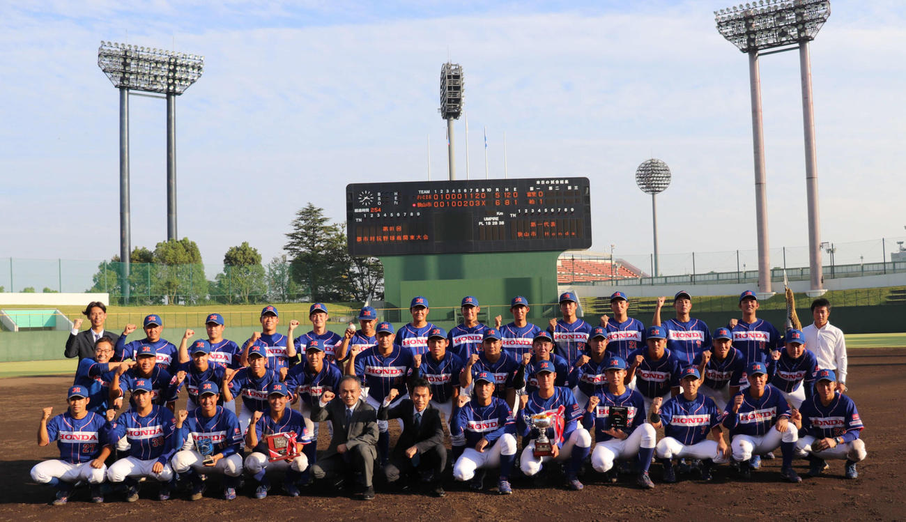 日本通運対ホンダ　第1代表を決め、集合写真でガッツポーズを見せる選手、関係者（撮影・保坂淑子）