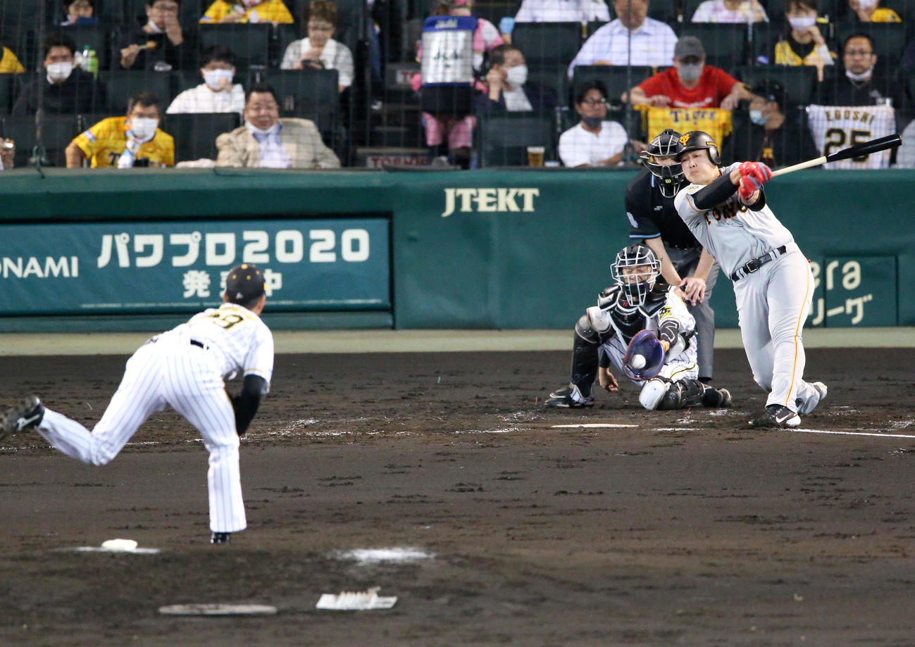 阪神対巨人　4回表巨人2死、高橋は岡本を空振り三振に仕留める（撮影・上山淳一）