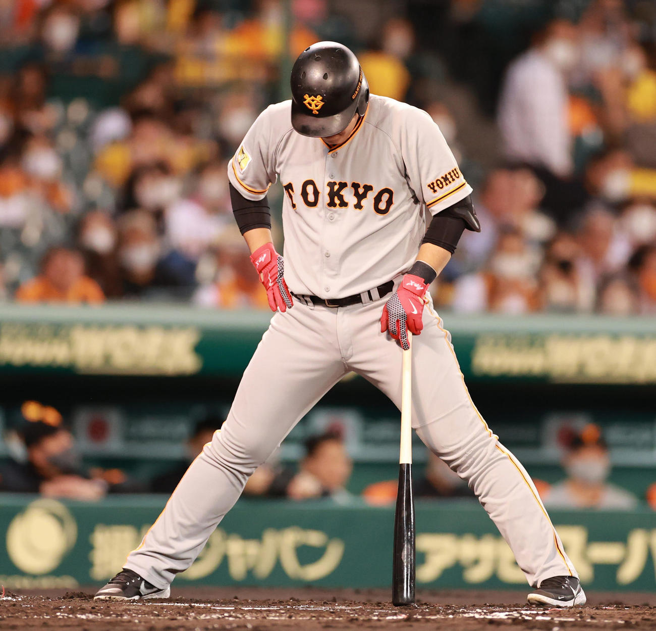 阪神対巨人　2回表巨人無死、見逃し三振にがっくりする岡本和真（撮影・清水貴仁）