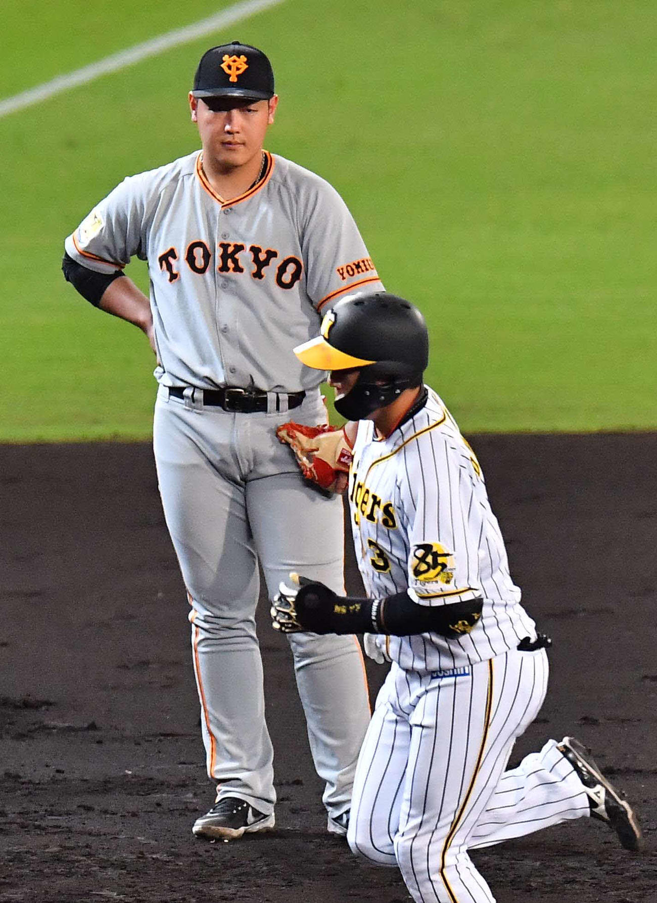 阪神対巨人　5回裏阪神2死一塁、24号本塁打を放った大山悠輔（右）を見つめる岡本和真（撮影・上田博志）