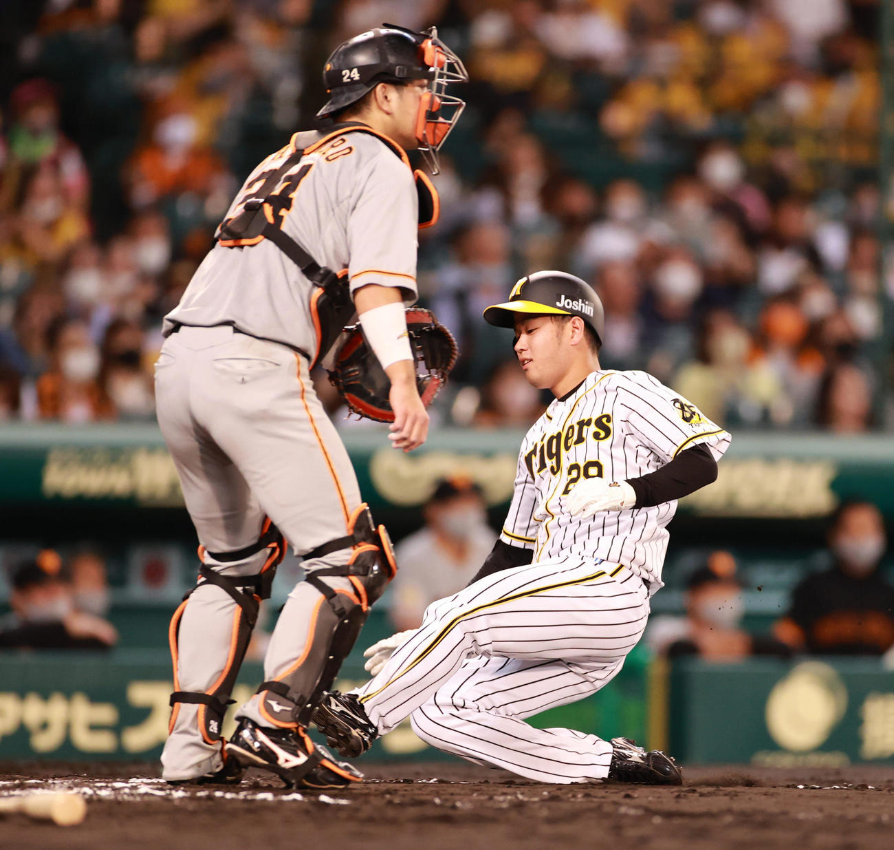阪神対巨人　6回裏阪神2死一塁、高橋は近本の左中間適時二塁打で、一塁から一気に生還する（撮影・清水貴仁）