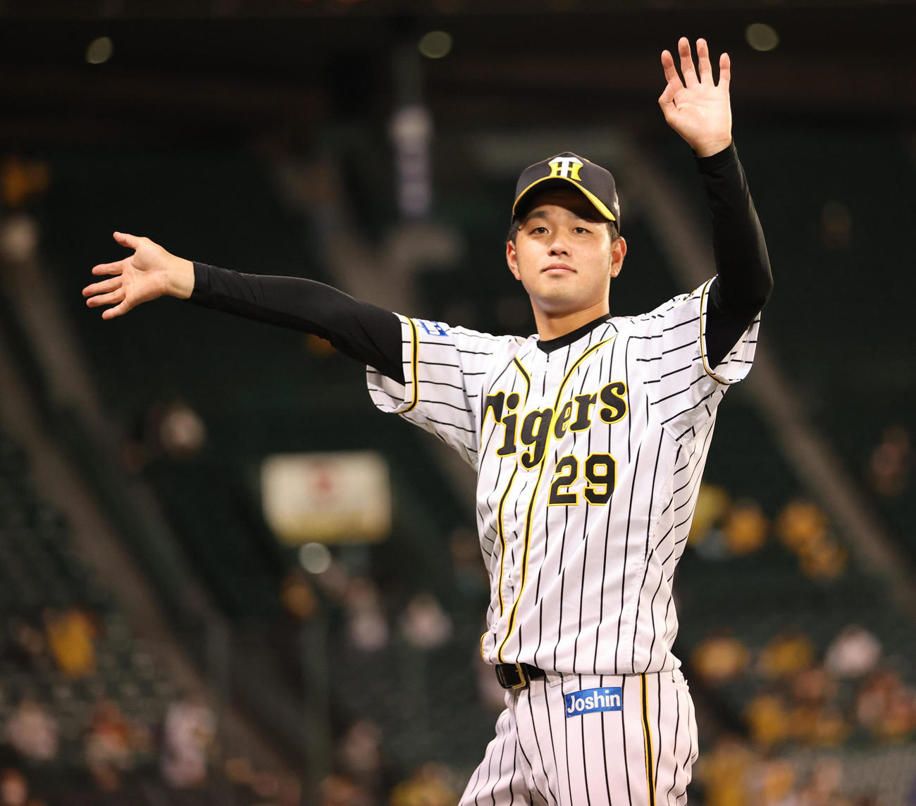 試合後、ファンに手を振る高橋遥人（撮影・清水貴仁）