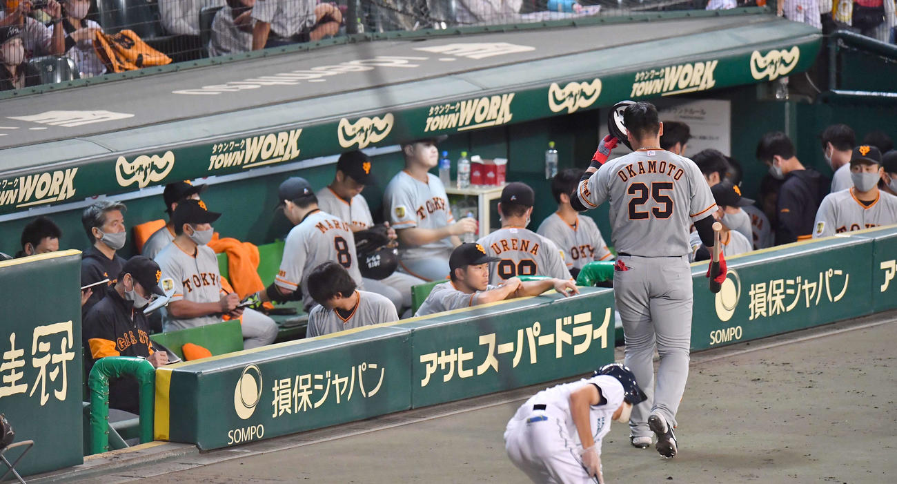 阪神対巨人　ネクストバッターズサークルで準備するも阪神に敗れベンチに戻る岡本（撮影・上田博志）