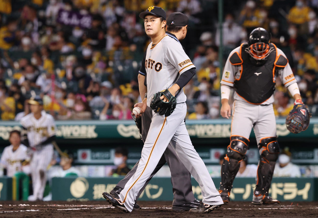 阪神対巨人　7回裏阪神1死一、二塁、高山に適時打を許し厳しい表情の堀岡（撮影・垰建太）