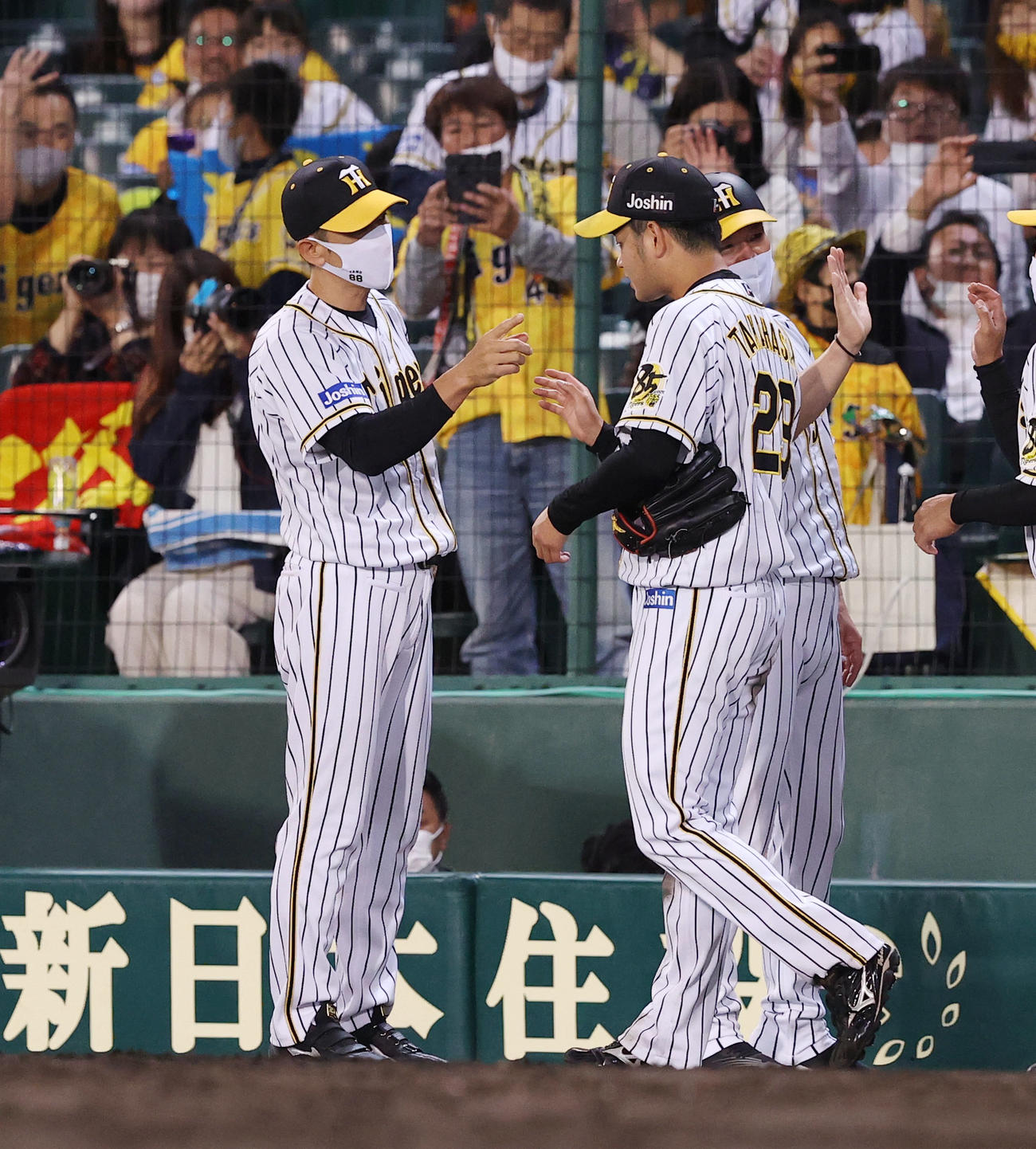 阪神対巨人　巨人に勝ち完投勝利の阪神高橋（右）を指さし出迎える矢野監督（撮影・垰建太）