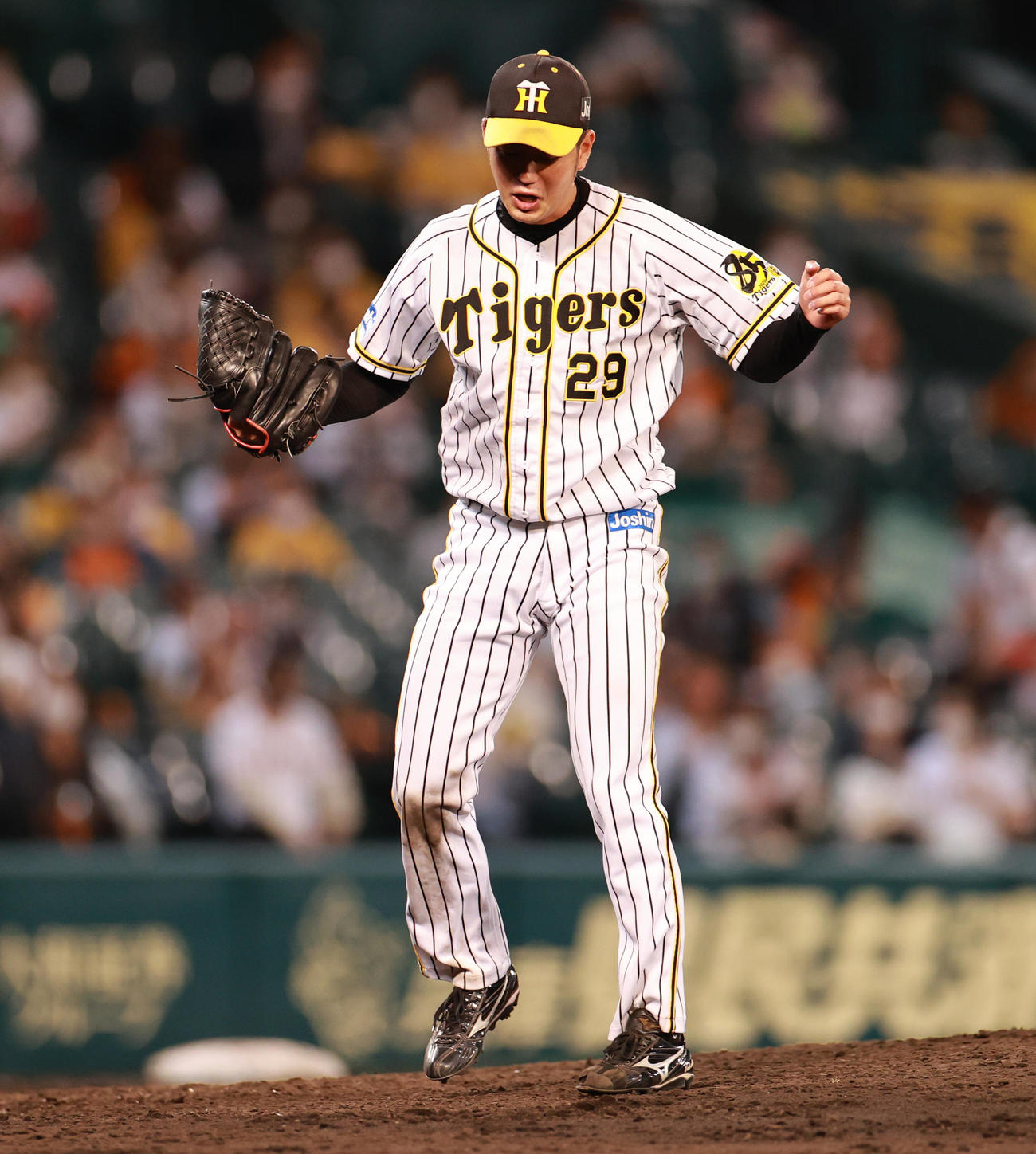 阪神対巨人　9回表巨人2死、坂本勇人を三振に切り完投勝利で雄叫びをあげる高橋遥人（撮影・清水貴仁）