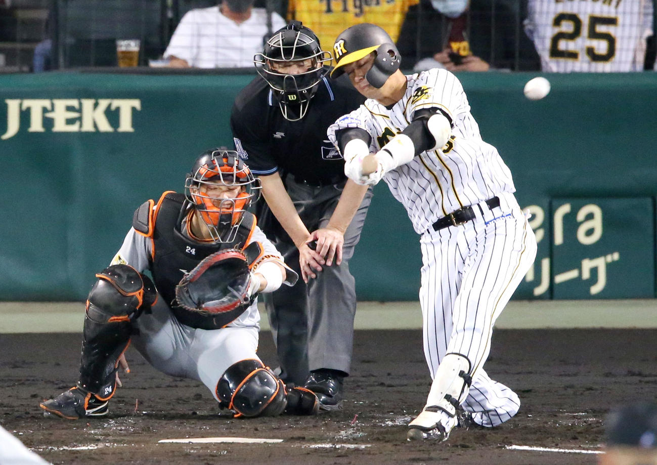 阪神対巨人　4回裏阪神無死一塁、原口は左に二塁打を放つ（撮影・上山淳一）