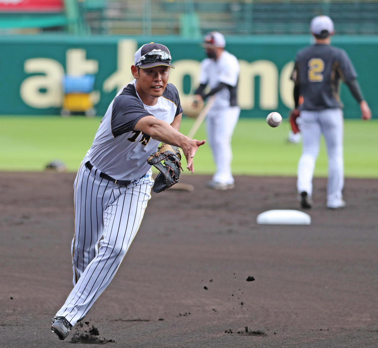 阪神対巨人　早出特守を行う原口文仁（撮影・清水貴仁）