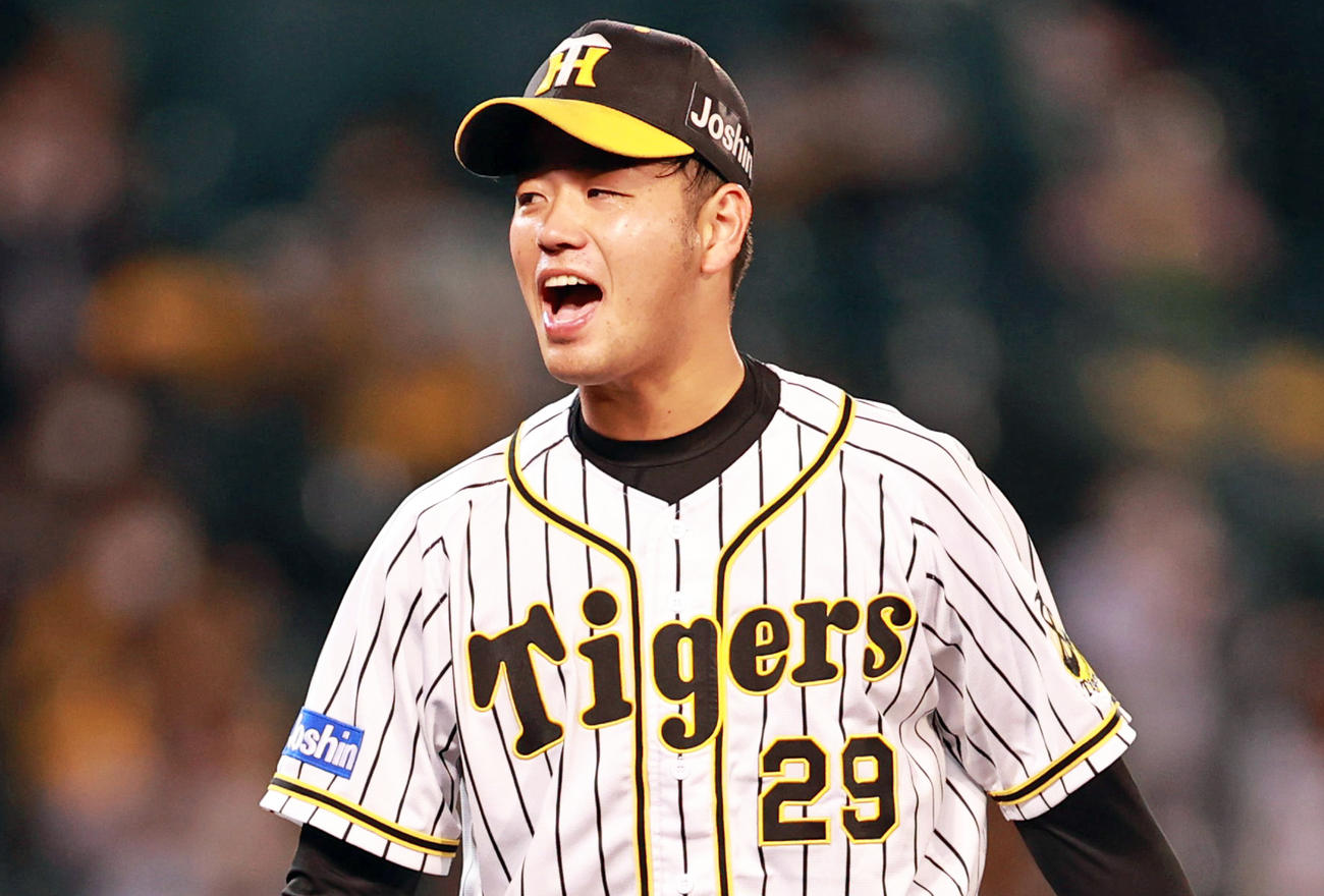 阪神対巨人　9回表巨人2死、坂本を三振に切り完投勝利で雄叫びをあげる高橋（撮影・清水貴仁）