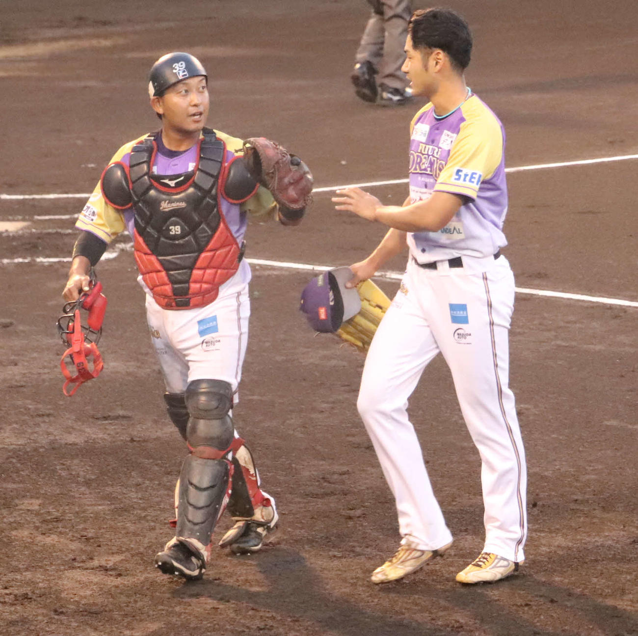 ルートインBCリーグ埼玉戦で1回の守備を終え、神奈川・根本（左）は杉浦に声をかける（撮影・湯本勝大）