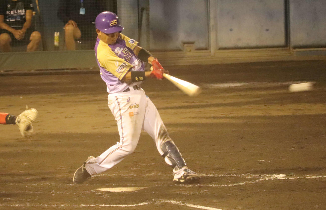 ルートインBCリーグ埼玉戦の2回裏1死満塁で中前に2点適時打を放つ神奈川・根本（撮影・湯本勝大）