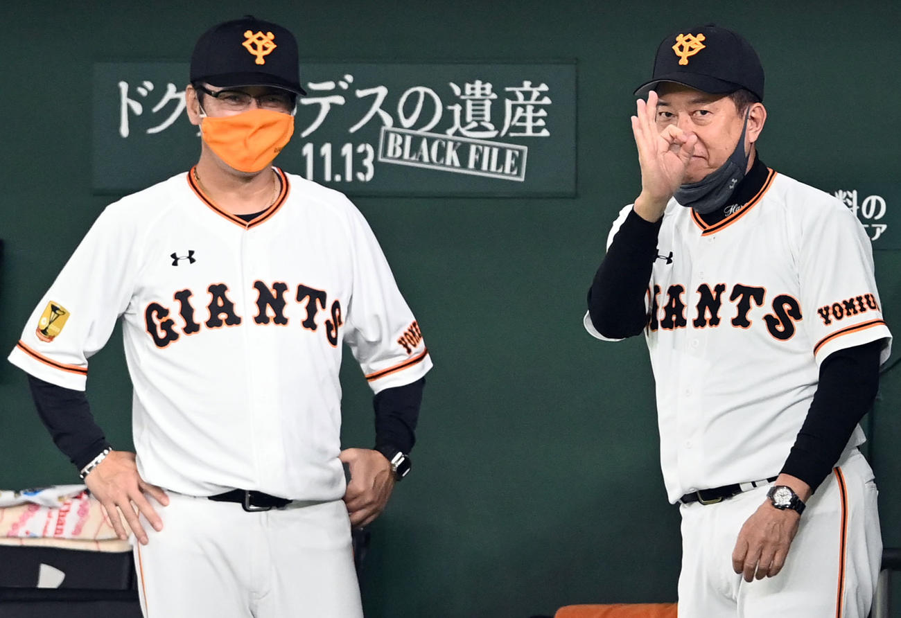 巨人対DeNA　DeNAのホセ・ロペスに向かってサインを出す巨人原監督。左は元木ヘッドコーチ（撮影・たえ見朱実）