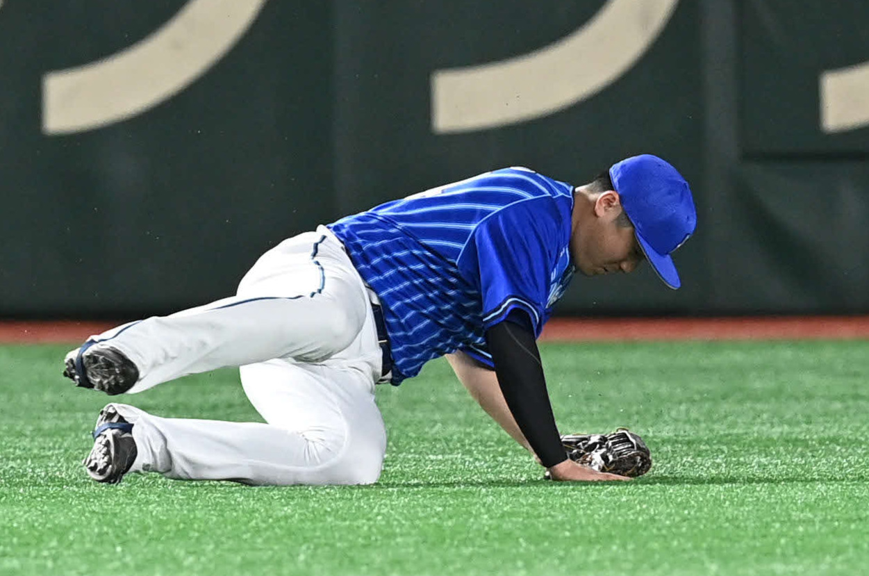 巨人対DeNA　5回裏巨人1死二塁、佐野は吉川尚の左飛をスライディングキャッチ（撮影・山崎安昭）
