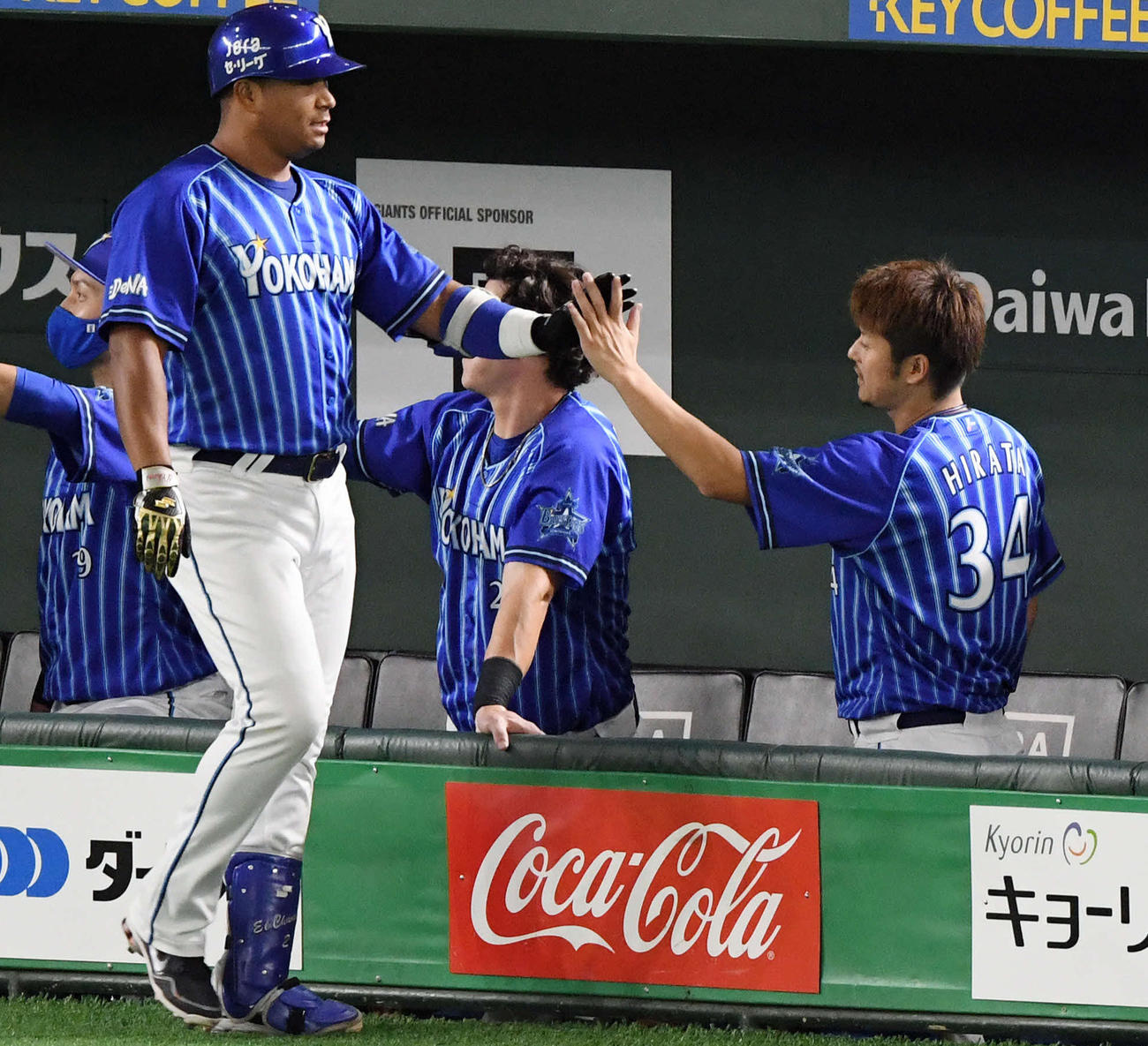 巨人対DeNA　6回表DeNA1死一塁、勝ち越しの2点本塁打を放ったロペス（手前）とタッチを交わす平田（撮影・滝沢徹郎）