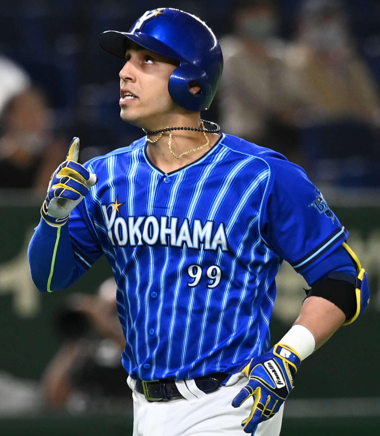 巨人対DeNA　6回表DeNA1死、ソロ本塁打を放ち生還するソト（撮影・山崎安昭）