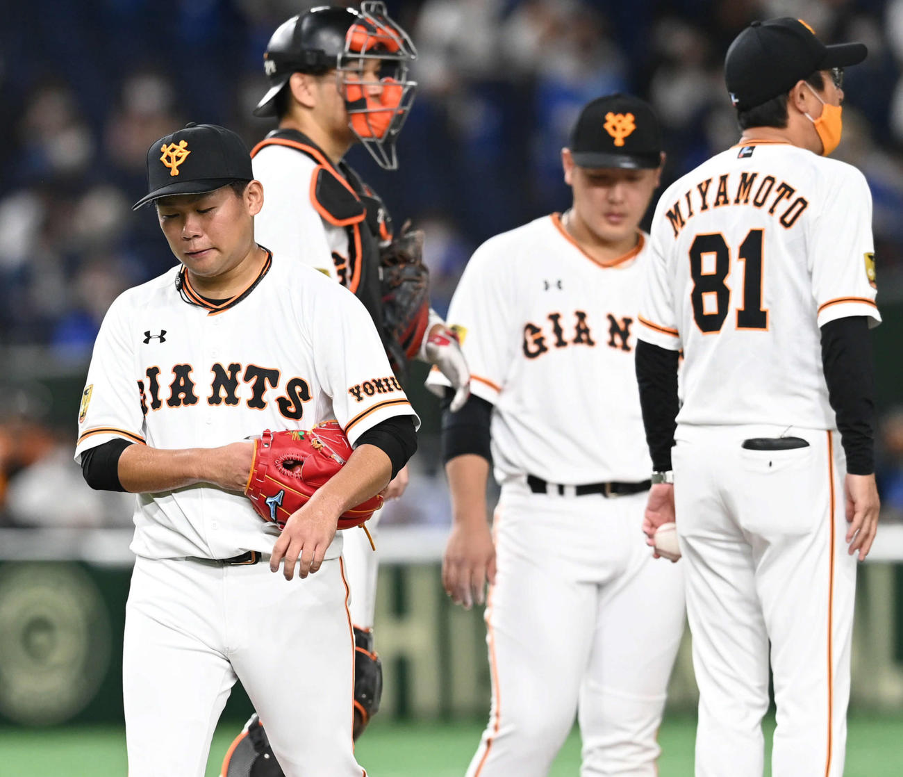 巨人対DeNA　6回途中、浮かない表情で降板する巨人田口（左）（撮影・山崎安昭）