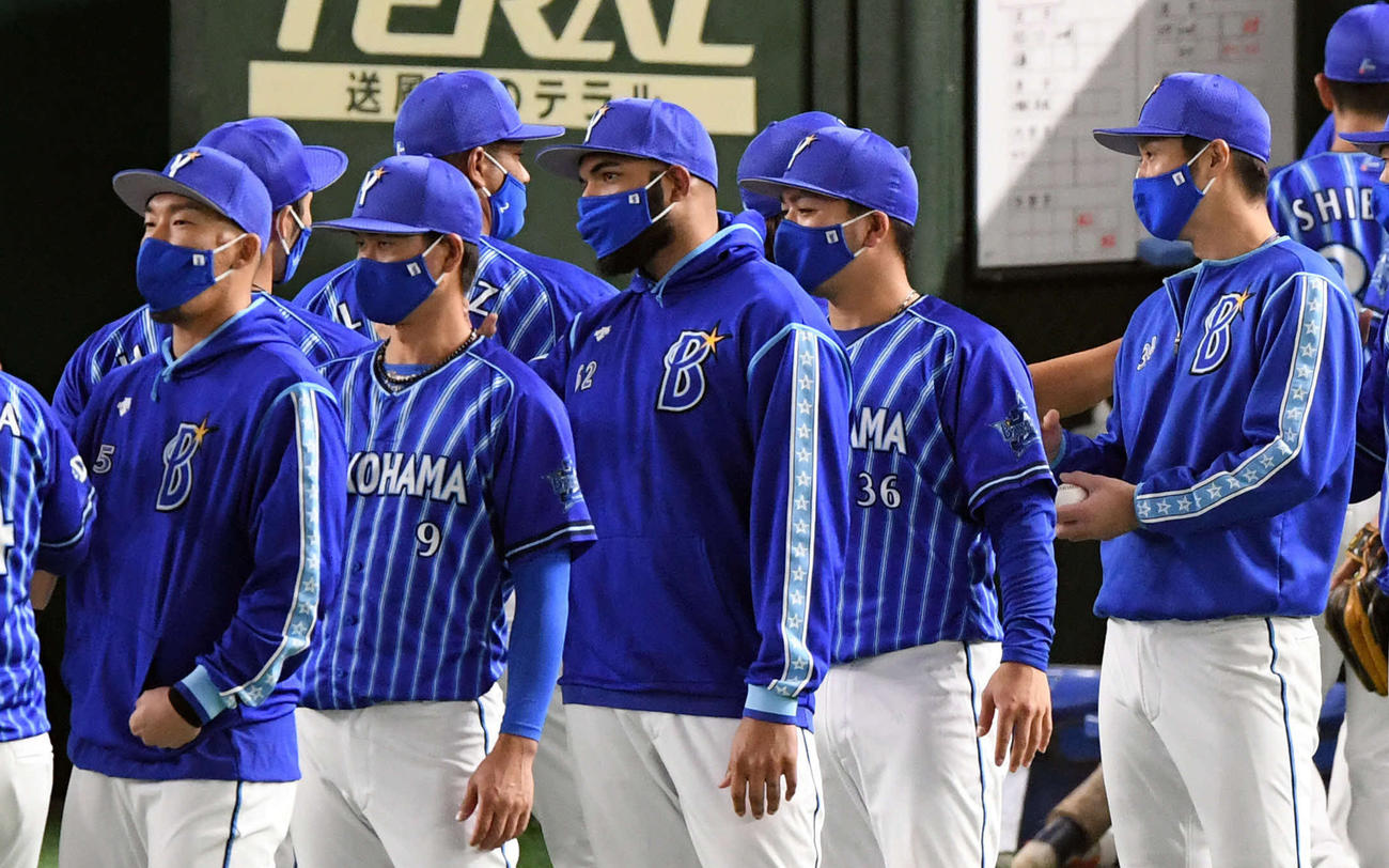 巨人対DeNA　試合後、勝利投手のDeNA平田（右手前）は記念球を受け取る（撮影・滝沢徹郎）