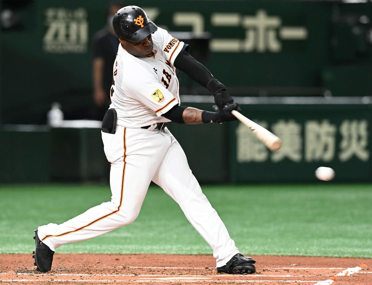 巨人対DeNA　1回裏巨人無死一、二塁、ウィーラーは左前適時打を放つ（撮影・山崎安昭）