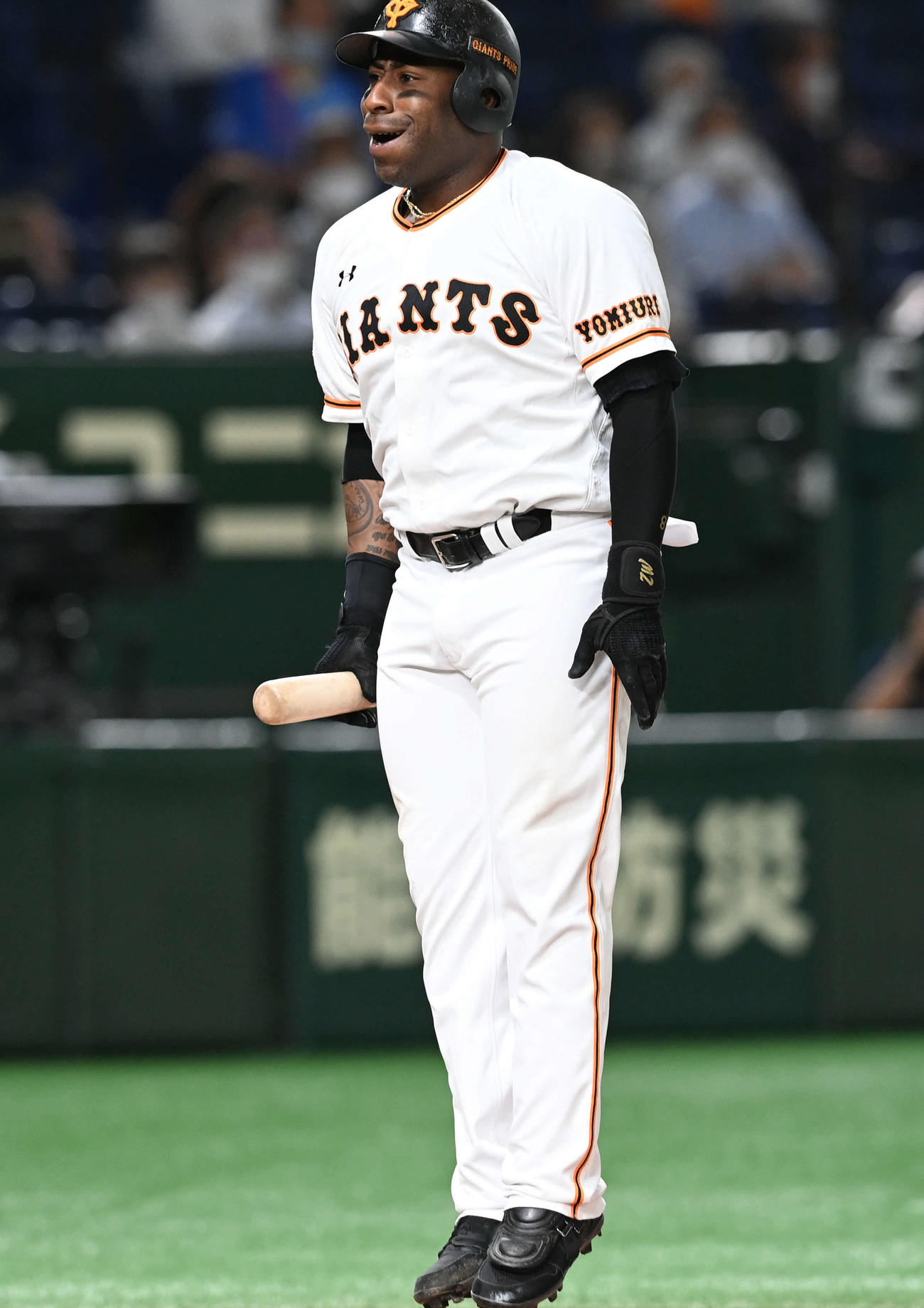 巨人対DeNA　3回裏巨人2死、見逃し三振したウィーラーは抗議のジャンプ（撮影・山崎安昭）