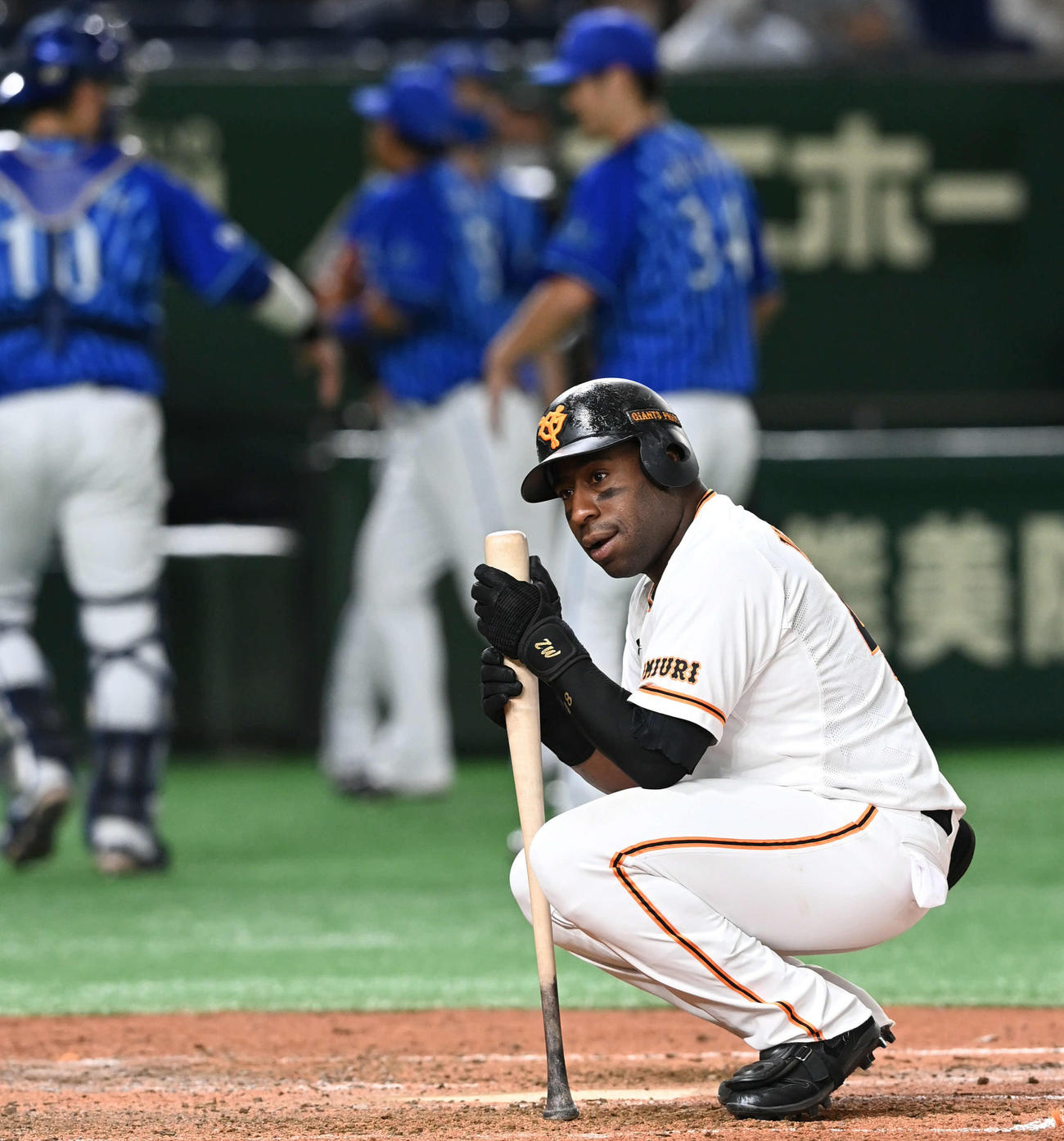 巨人対DeNA　3回裏巨人2死、見逃し三振したウィーラーは抗議の居座り（撮影・山崎安昭）