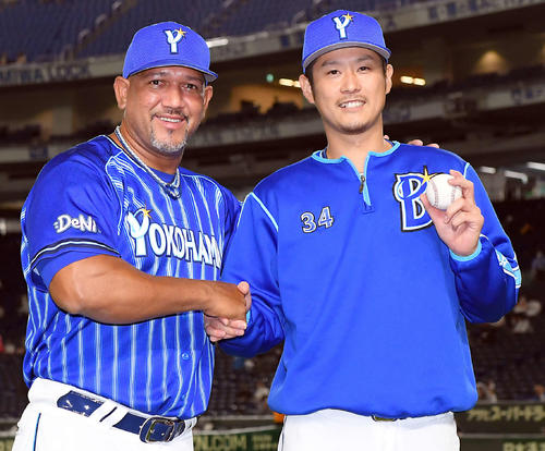 巨人対DeNA　プロ7年目、初勝利を飾ったDeNA平田真吾（右）はアレックス・ラミレス監督と笑顔を見せる（撮影・たえ見朱実）