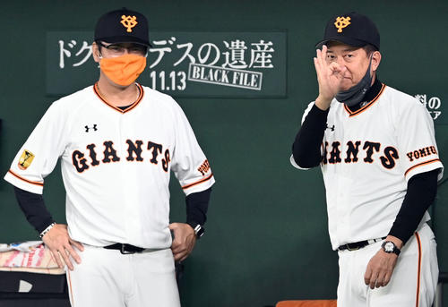 巨人対DeNA　DeNAのホセ・ロペスに向かってサインを出す巨人原監督。左は元木ヘッドコーチ（撮影・たえ見朱実）