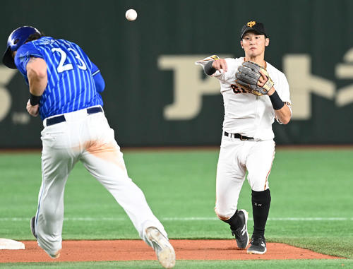 巨人対DeNA　6回表DeNA無死一、二塁、佐野の一ゴロを処理したウィーラーから送球を受けた吉川尚（右）。併殺を狙うも一塁へ悪送球。一塁走者オースティン（撮影・山崎安昭）