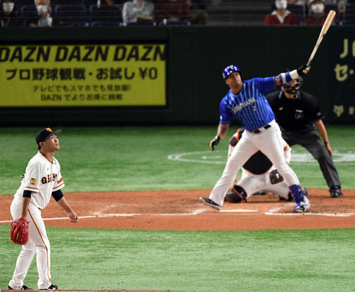 巨人対DeNA　6回表DeNA1死一塁、ロペス（奥）に勝ち越しの2点本塁打を浴びる田口（撮影・滝沢徹郎）