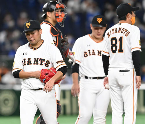 巨人対DeNA　6回途中、浮かない表情で降板する巨人田口（左）（撮影・山崎安昭）