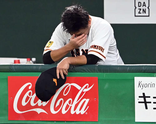 巨人対DeNA　6回途中でマウンド降りた巨人の先発田口はがっくりと肩を落とす（撮影・たえ見朱実）
