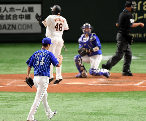 巨人対DeNA　3回裏巨人2死、ウィーラーを見逃し三振に仕留め拳を握る平田（撮影・滝沢徹郎）