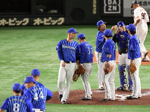 巨人対DeNA　試合に勝利しナインとタッチを交わすDeNAナイン（撮影・滝沢徹郎）