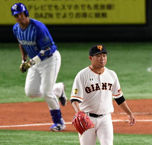 巨人対DeNA　1回表DeNA1死満塁、ロペス（奥）の遊ゴロから先制を許す田口（撮影・滝沢徹郎）