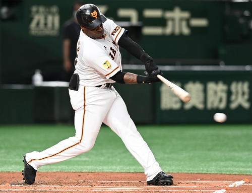 巨人対DeNA　1回裏巨人無死一、二塁、ウィーラーは左前適時打を放つ（撮影・山崎安昭）