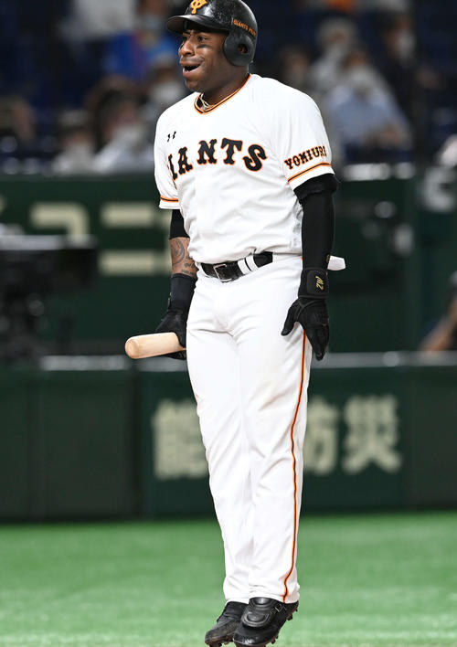 巨人対DeNA　3回裏巨人2死、見逃し三振したウィーラーは抗議のジャンプ（撮影・山崎安昭）