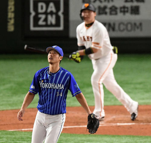 巨人対DeNA　4回裏巨人1死、丸（奥）に勝ち越しのソロ本塁打を浴びる平田（撮影・滝沢徹郎）