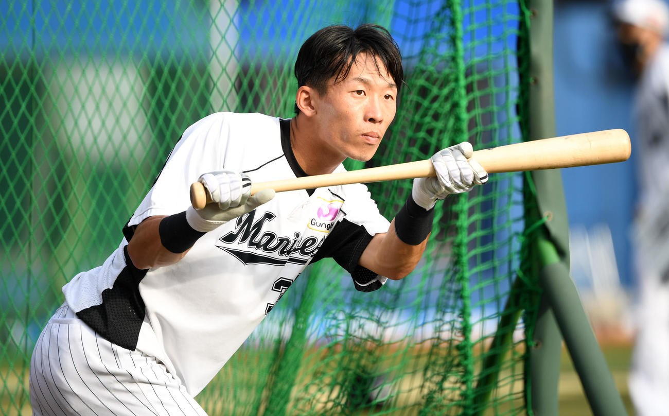 ロッテ対オリックス　1軍に合流したロッテ高部（撮影・横山健太）