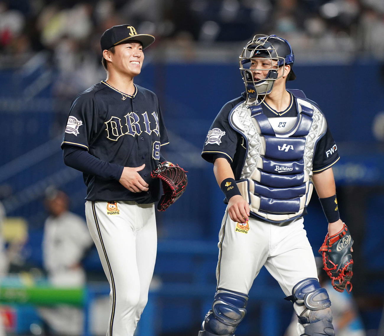 ロッテ対オリックス　5回裏まで無失点に抑え、笑顔でベンチへ戻るオリックス山本（左）。右は伏見（撮影・鈴木みどり）