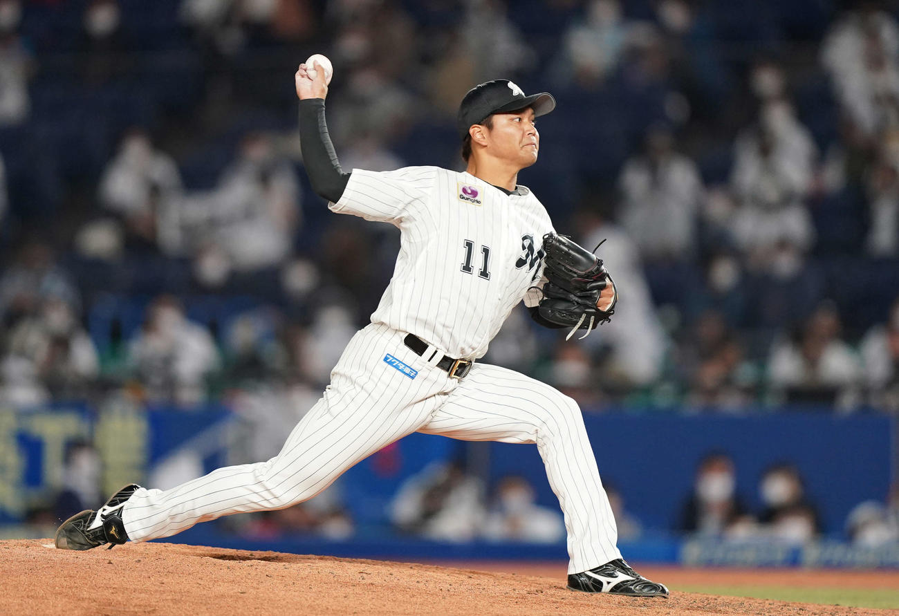 ロッテ対オリックス　9回表から3番手で登板したロッテ佐々木千（撮影・鈴木みどり）