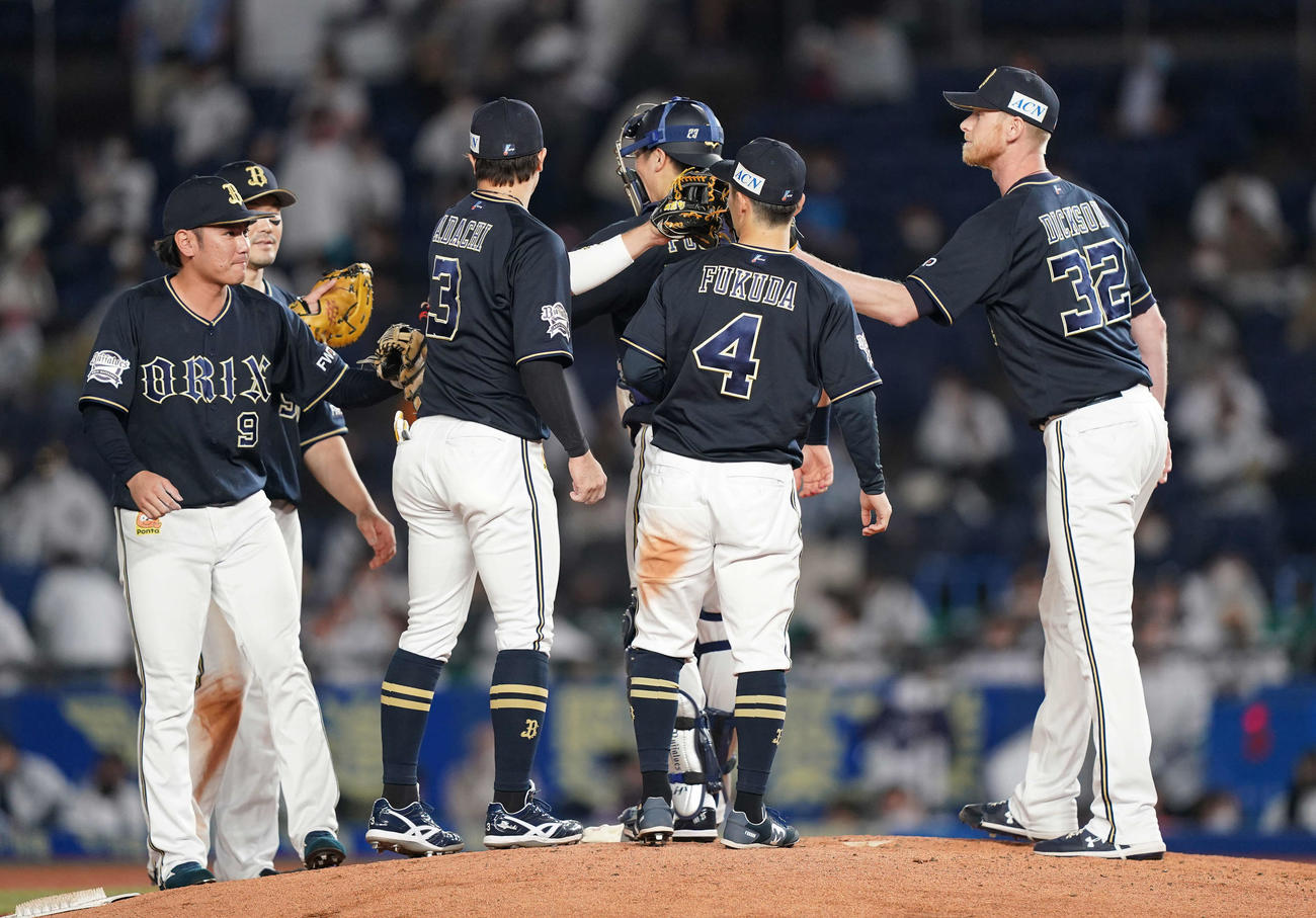 ロッテ対オリックス　ロッテに勝利しハイタッチを交わすオリックスナイン（撮影・鈴木みどり）