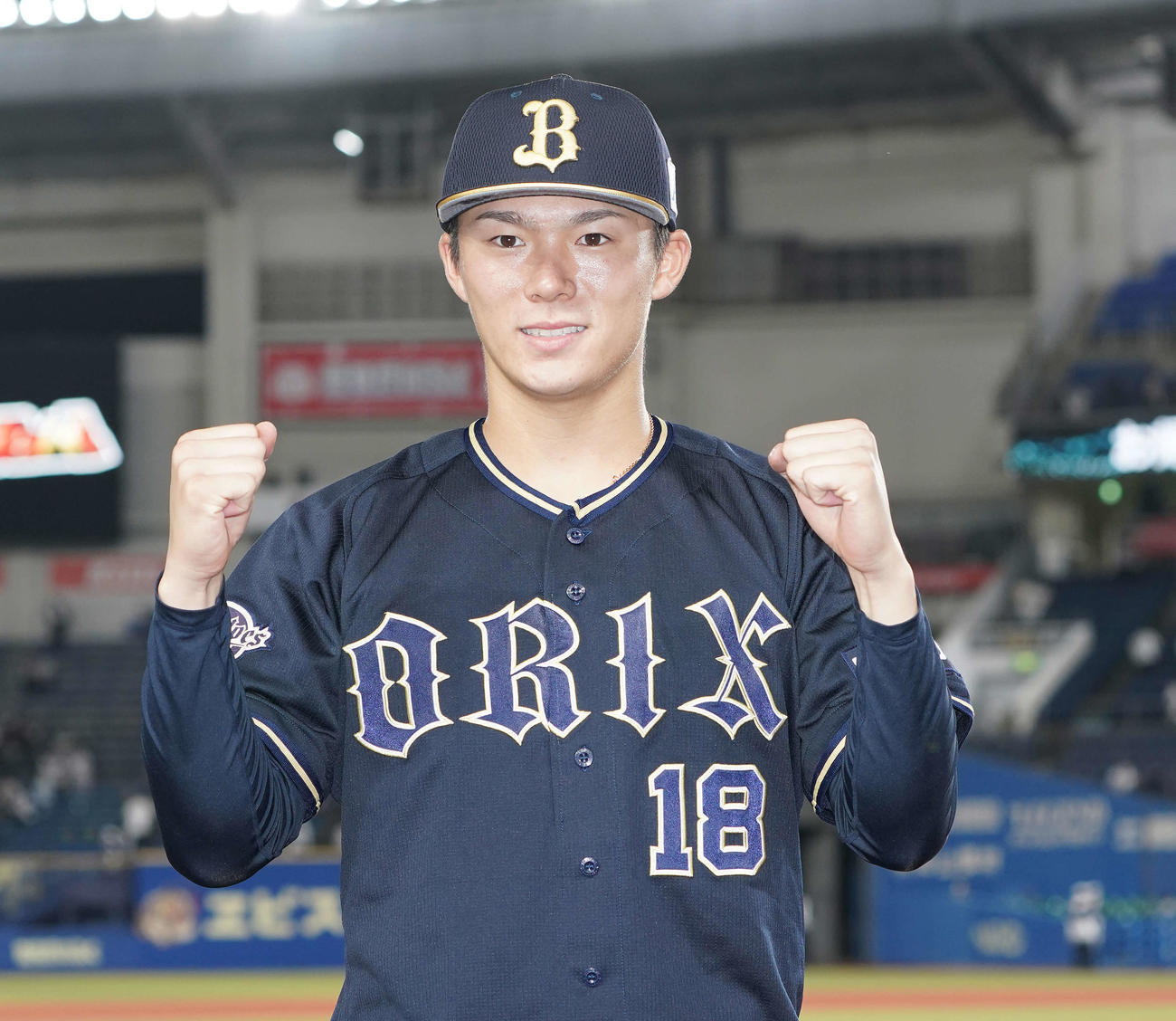 ロッテ対オリックス　8回無失点で勝利投手のオリックス山本はガッツポーズ（撮影・鈴木みどり）