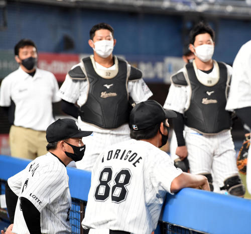 ロッテ対オリックス　マスクをつけ試合前の円陣をするロッテナイン。左は井口監督（撮影・横山健太）