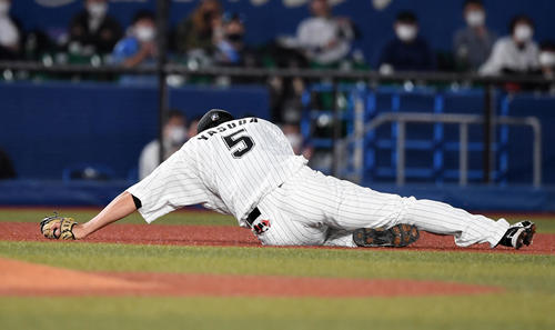 ロッテ対オリックス　4回表ロッテ無死一、三塁、安田は大下の打球をキャッチできず左前適時打を許す（撮影・横山健太）